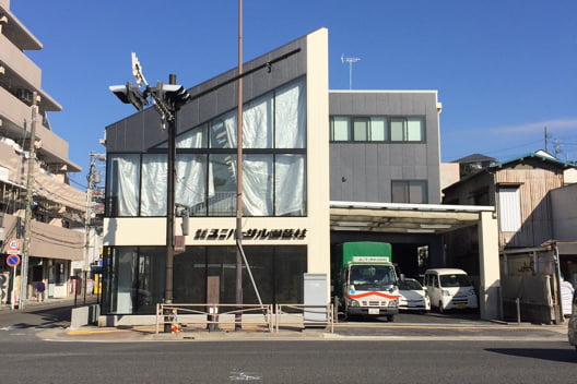 街道沿いに立つ横浜の事業所の外観の写真