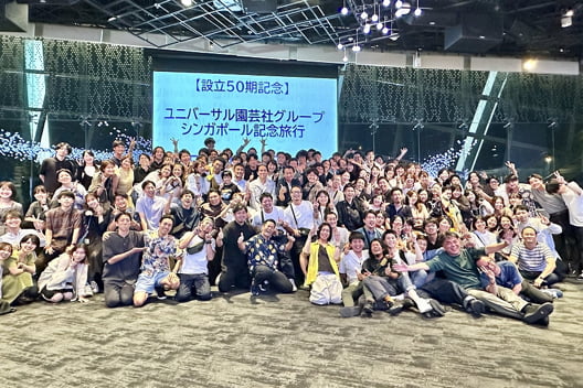 創業50周年記念のシンガポール研修で撮影した社員の集合写真
