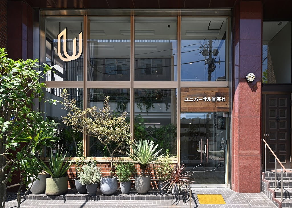 植栽を並べた本社エントランスの写真