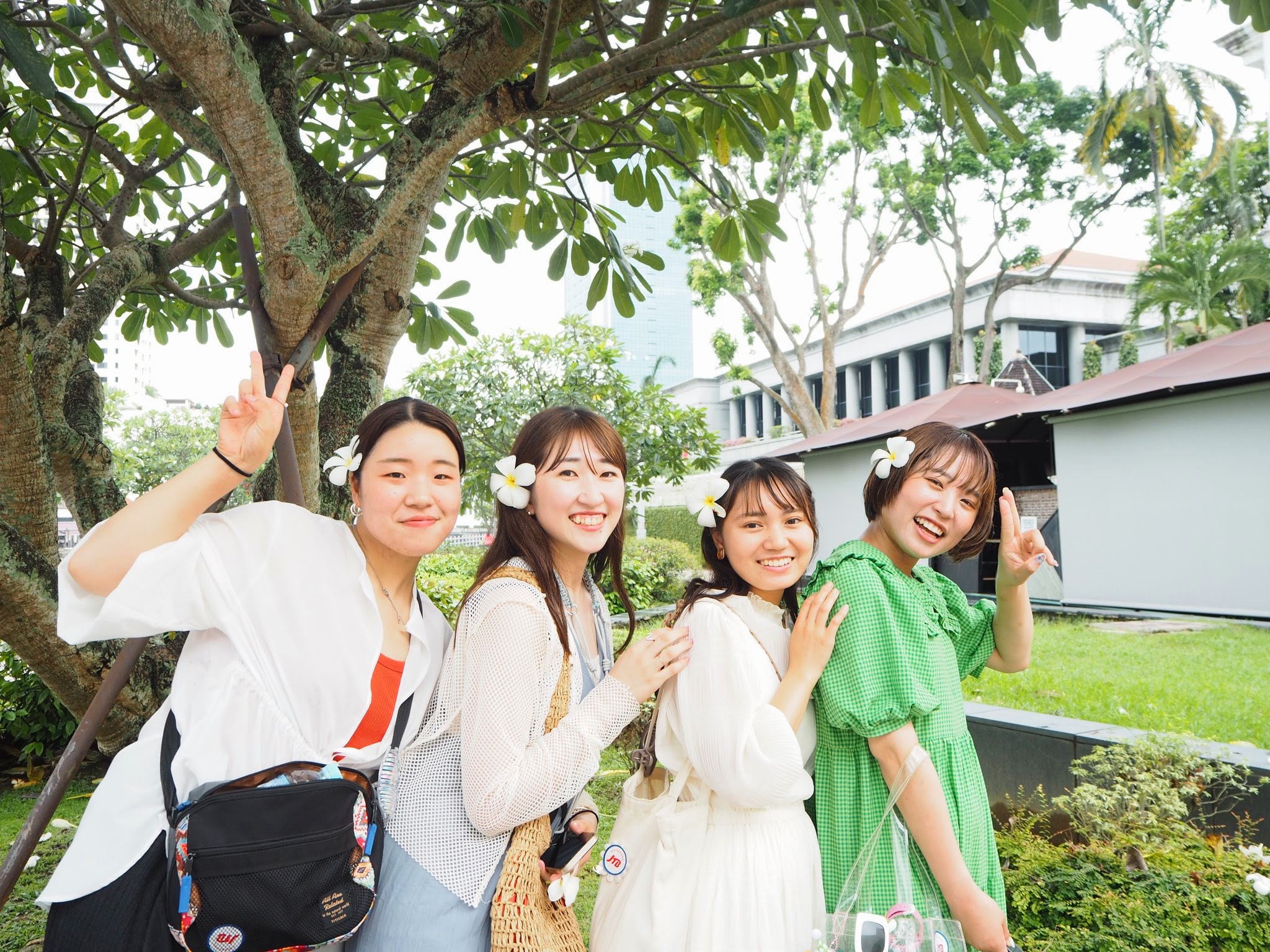 屋外で笑顔を見せる若手社員の集合写真