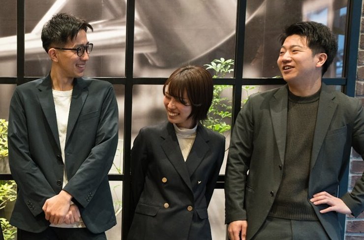 ジャケット姿で談笑する社員たちの写真
