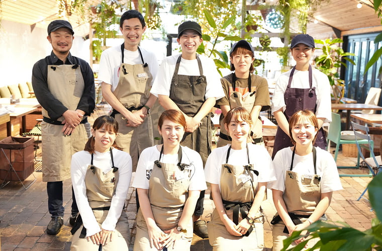 エプロン姿で店内に並ぶスタッフの集合写真