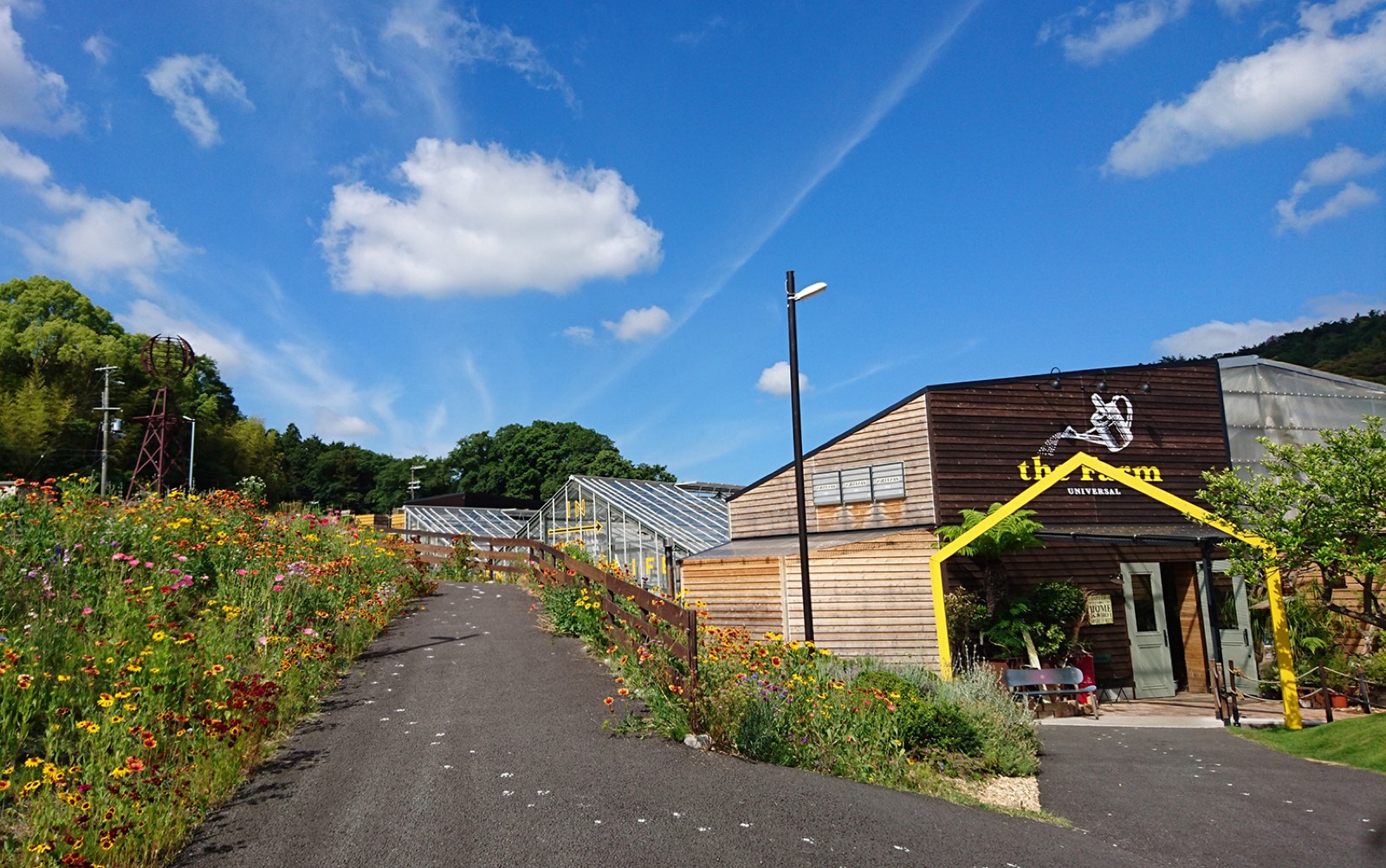 花壇の先にガーデンセンターの建物が見える写真